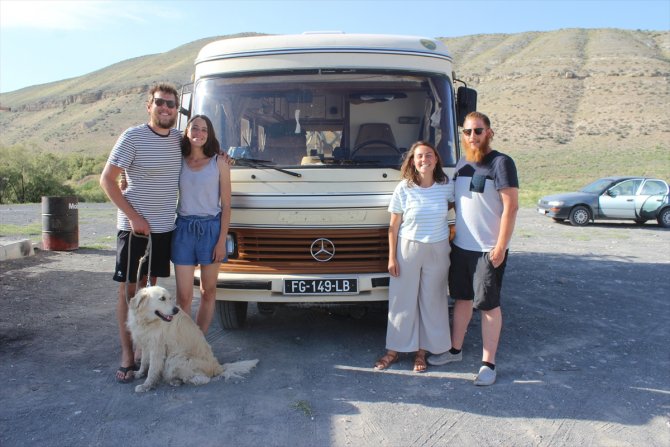 Avrupa turuna çıkan iki Fransız aile Acıgöl'de mola verdi