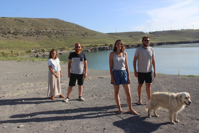 Avrupa turuna çıkan iki Fransız aile Acıgöl'de mola verdi