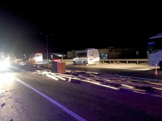 Ambulans, kamyon kasasından dökülen kerestelere çarptı