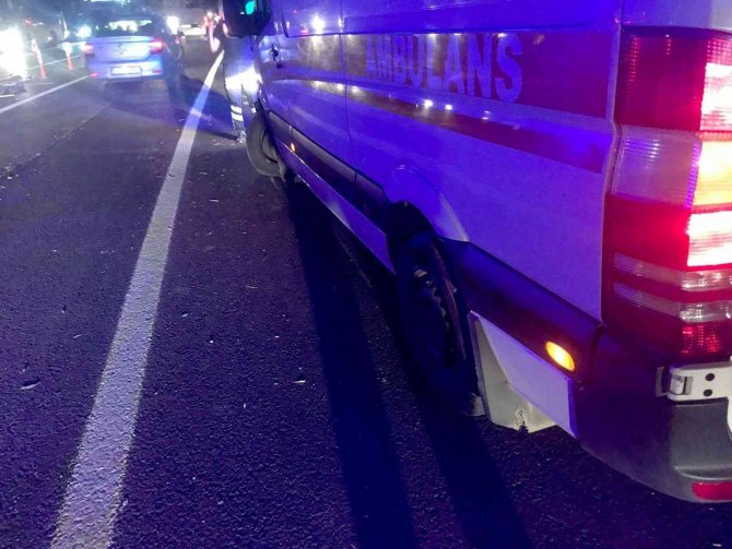 Ambulans, kamyon kasasından dökülen kerestelere çarptı