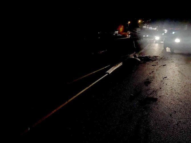 Ambulans, kamyon kasasından dökülen kerestelere çarptı