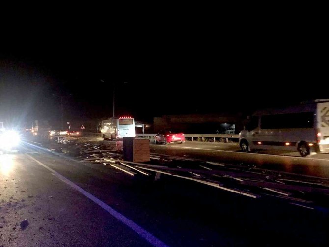 Ambulans, kamyon kasasından dökülen kerestelere çarptı