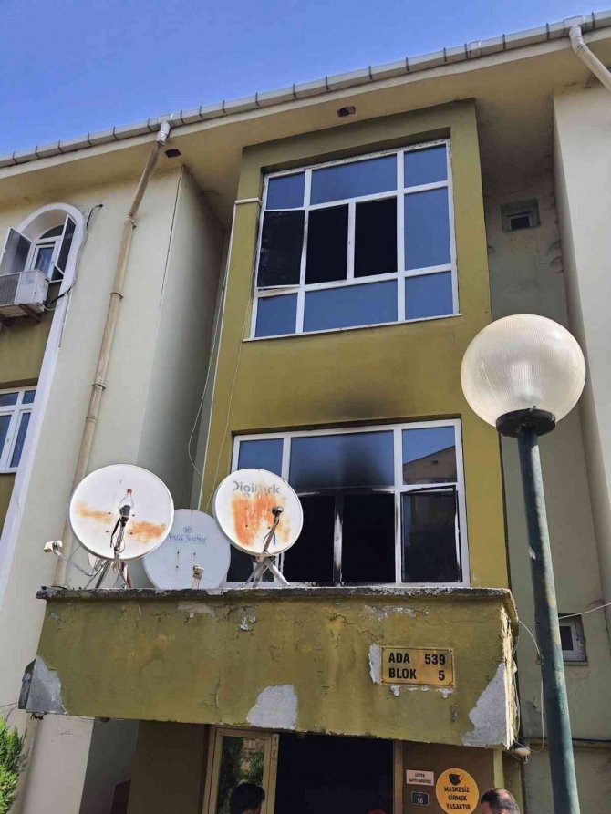 Apartmanda yangın çıktı, 5 kişi dumandan etkilendi