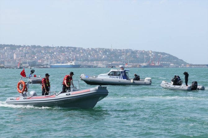 Balık ve kurbağa adamlar denizde ve kıyada temizlik yaptı