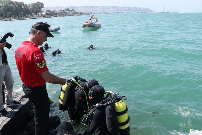 Balık ve kurbağa adamlar denizde ve kıyada temizlik yaptı