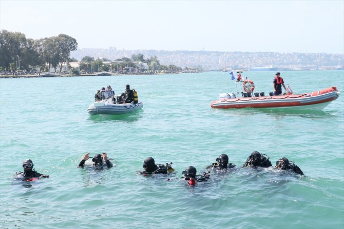 Balık ve kurbağa adamlar denizde ve kıyada temizlik yaptı