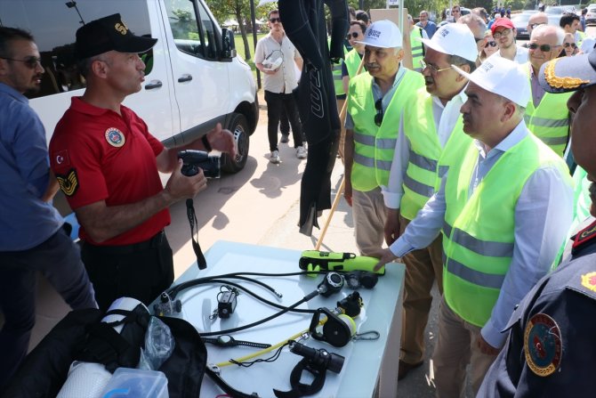 Balık ve kurbağa adamlar denizde ve kıyada temizlik yaptı