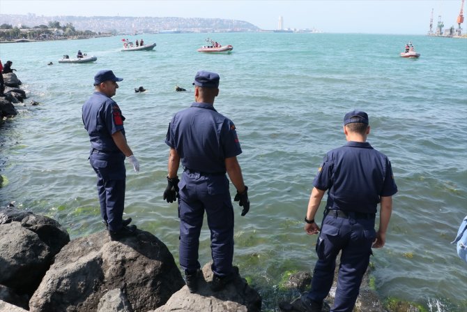 Balık ve kurbağa adamlar denizde ve kıyada temizlik yaptı