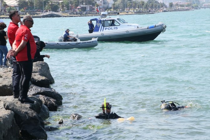 Balık ve kurbağa adamlar denizde ve kıyada temizlik yaptı