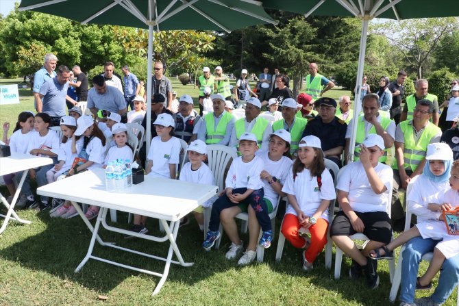 Balık ve kurbağa adamlar denizde ve kıyada temizlik yaptı