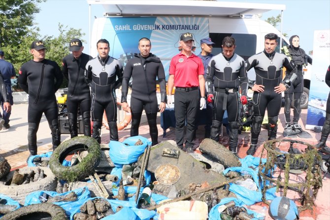 Balık ve kurbağa adamlar denizde ve kıyada temizlik yaptı
