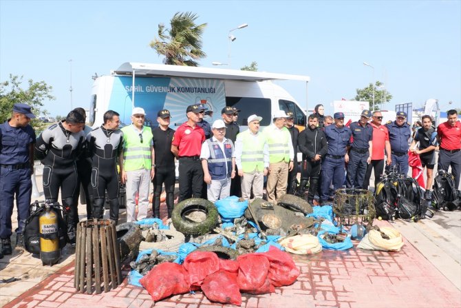 Balık ve kurbağa adamlar denizde ve kıyada temizlik yaptı
