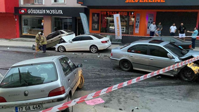 Çarpışan iki otomobil park halindeki araçlara çarptı, ortalık savaş alanına döndü