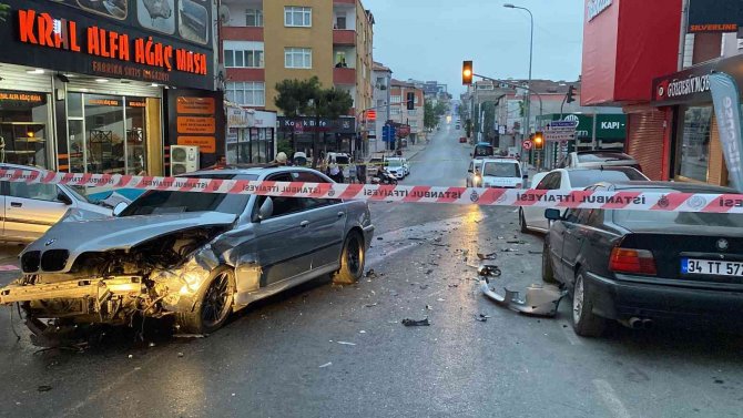 Çarpışan iki otomobil park halindeki araçlara çarptı, ortalık savaş alanına döndü