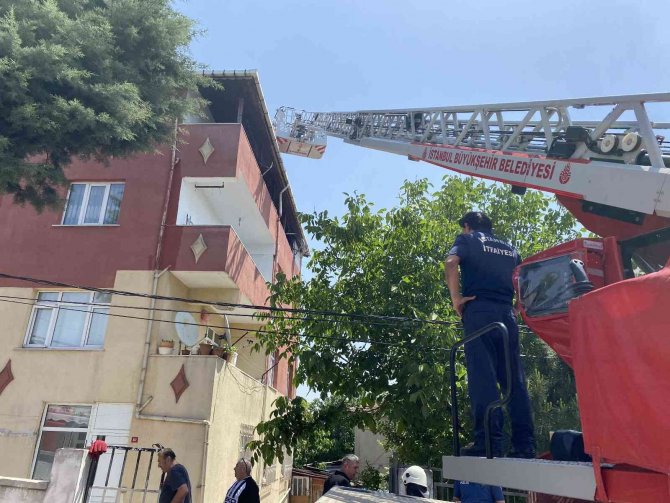 Çatı tadilatı sırasında korkutan yangın