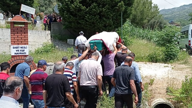 Denizde boğulan Merve, tabutunun üzerine gelinlik koyularak uğurlandı