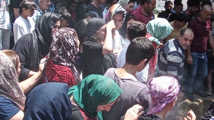 Denizde boğulan Merve, tabutunun üzerine gelinlik koyularak uğurlandı