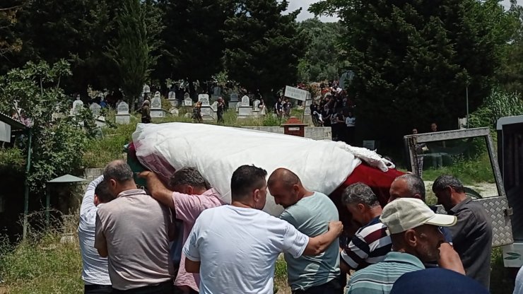 Denizde boğulan Merve, tabutunun üzerine gelinlik koyularak uğurlandı