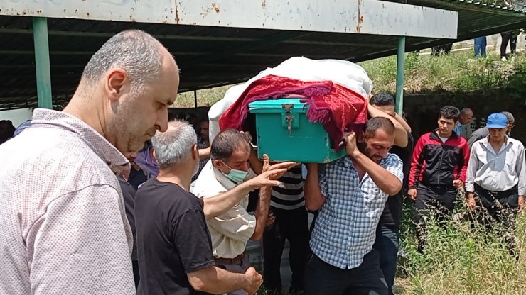 Denizde boğulan Merve, tabutunun üzerine gelinlik koyularak uğurlandı