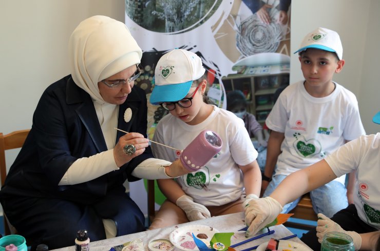 Emine Erdoğan, gençlerle çevre yürüyüşüne katıldı