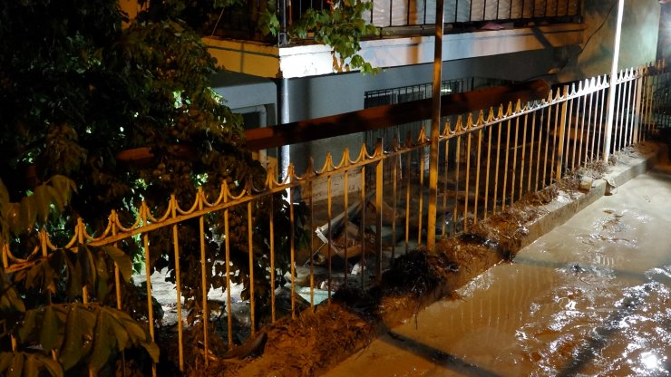 Evleri yağmur suyuyla doldu; anne kurtarıldı, engelli kızı hayatını kaybetti