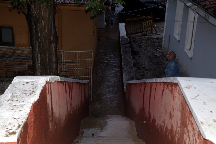 Evleri yağmur suyuyla doldu; anne kurtarıldı, engelli kızı hayatını kaybetti
