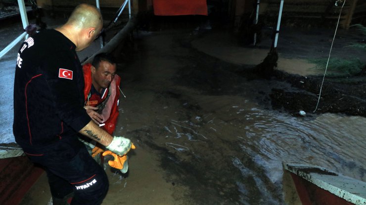 Evleri yağmur suyuyla doldu; anne kurtarıldı, engelli kızı hayatını kaybetti