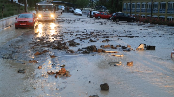 Evleri yağmur suyuyla doldu; anne kurtarıldı, engelli kızı hayatını kaybetti