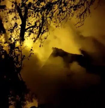 Gece çıkan yangında ahır ve samanlık kül oldu