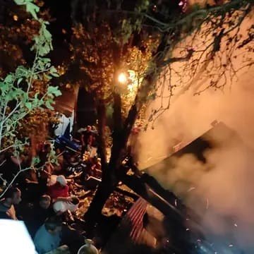 Gece çıkan yangında ahır ve samanlık kül oldu