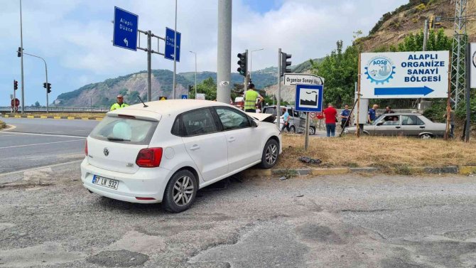 İki aracın karıştığı trafik kazasında 5 kişi yaralandı