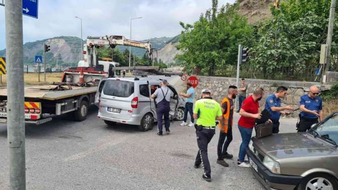 İki aracın karıştığı trafik kazasında 5 kişi yaralandı