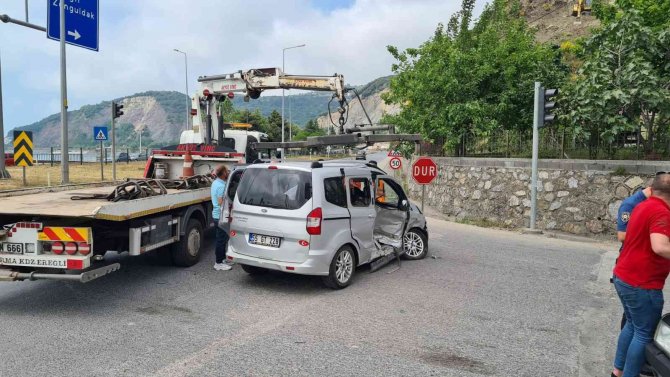 İki aracın karıştığı trafik kazasında 5 kişi yaralandı