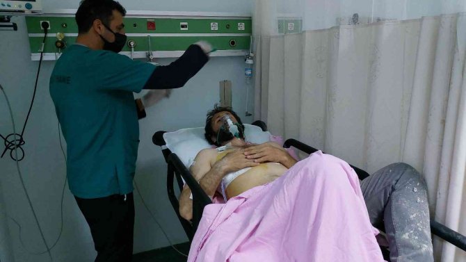 İnşaat ustasının omzuna isabet eden yorgun mermi ağır yaraladı