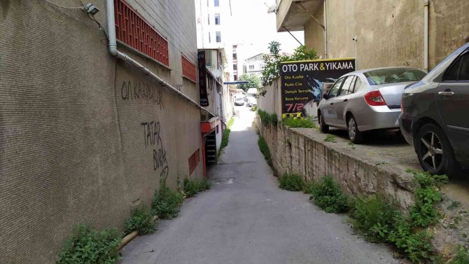 Kavga ettiği gencin iş yerini bastı, önce ateş açtı sonra bıçakladı