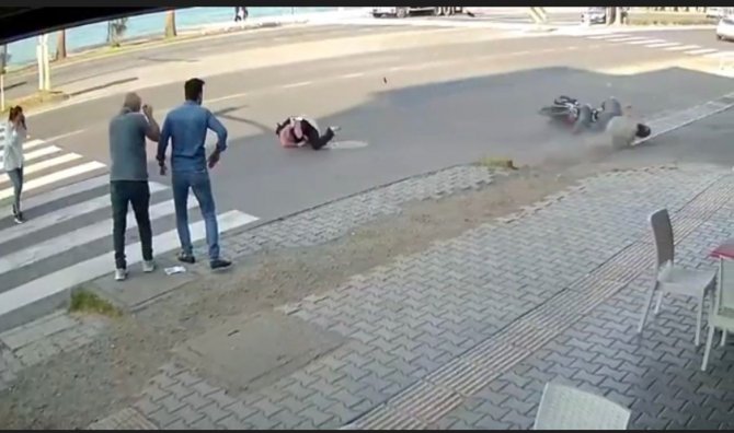 Motosikletin kadına çarptığı kaza kamerada: 2 yaralı
