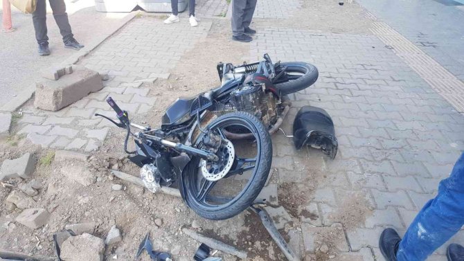 Motosikletin kadına çarptığı kaza kamerada: 2 yaralı