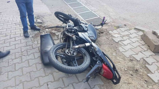 Motosikletin kadına çarptığı kaza kamerada: 2 yaralı