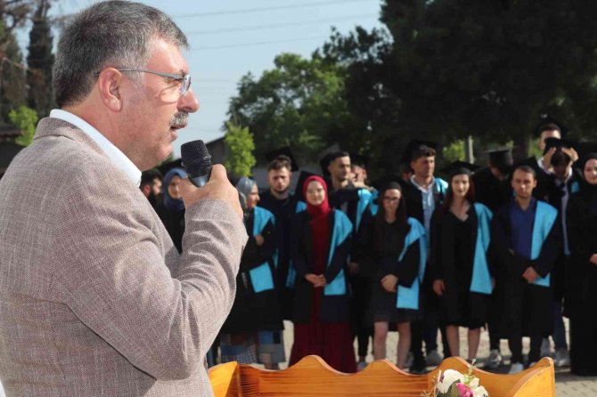 Okul birincisini işe aldı