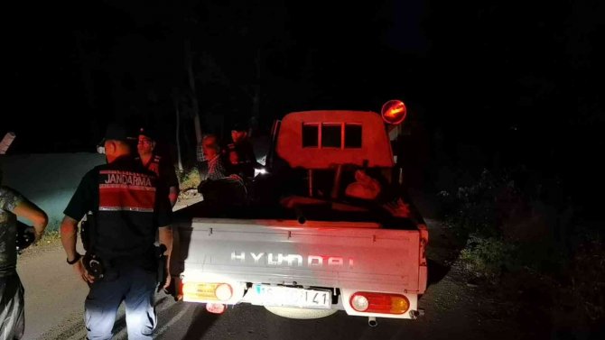 Otomobil ile kamyonet çarpıştı: 6 yaralı