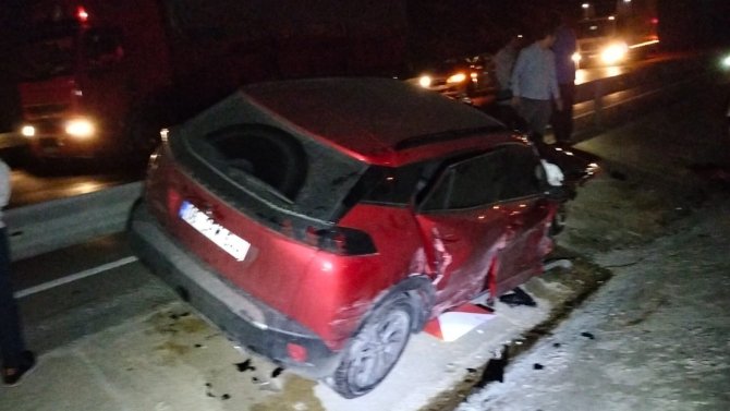 Otomobil refüje devrildi: 2 yaralı