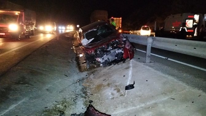 Otomobil refüje devrildi: 2 yaralı