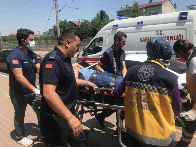 Otomobil yayaya çarptı