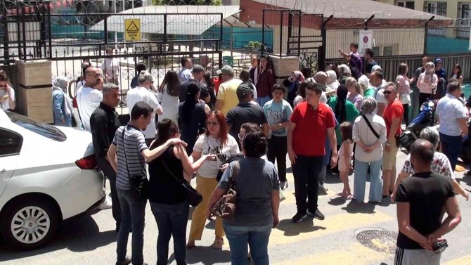 Sınavdan çıkan öğrenci heyecandan bayıldı