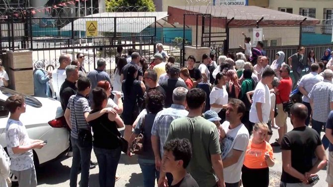 Sınavdan çıkan öğrenci heyecandan bayıldı