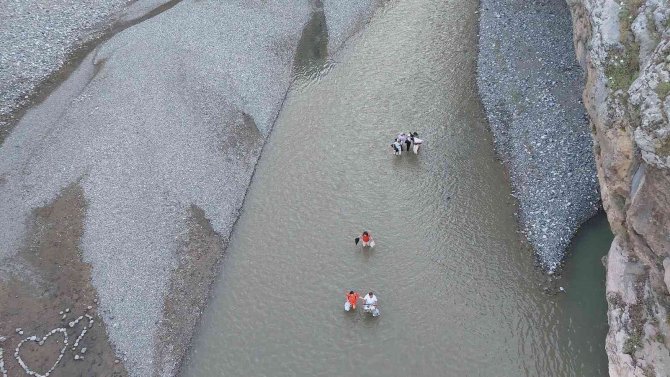 Suyun yükselmesiyle mahsur kalan piknikçiler kurtarıldı