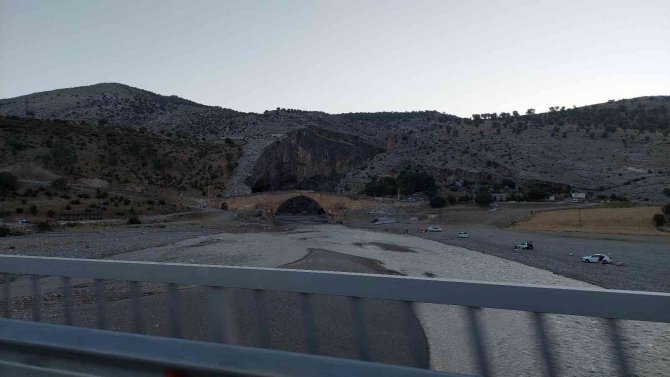 Suyun yükselmesiyle mahsur kalan piknikçiler kurtarıldı