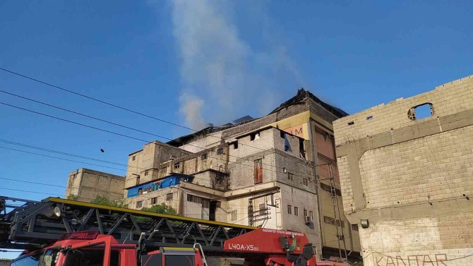 Terlik fabrikasında korkutan yangın