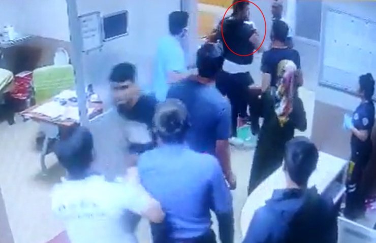 'Tüm vücut röntgenimi neden çekmedin' diyerek doktora saldırdı