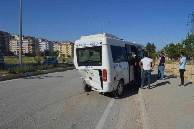 Üç aracın karıştığı kazada 1 kişi yaralandı